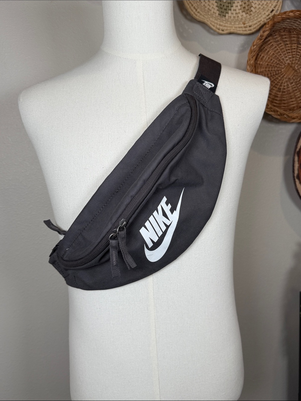 NIKE Heritage Waistpack 3L Fanny Pack Sling Bag Gray White Zippers